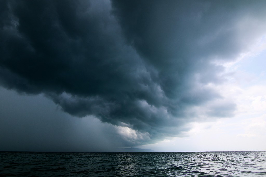 Stormskyer over havet. Når psykologisk tryghed er lav, holder teams igen — og det koster performance.